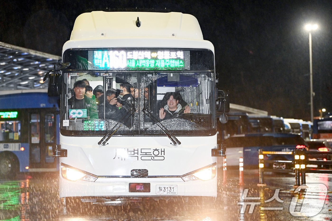 26일 새벽 서울 도봉구 도봉산역광역환승센터에서 &#39;새벽동행 자율주행버스&#39; 첫 운행을 시작한 가운데 운적석에 앉은 안전관리자가 취재진을 향해 양 손을 들어 인사하고 있다.&#40;공동취재&#41; 2024.11.26/뉴스1 ⓒ News1 민경석 기자