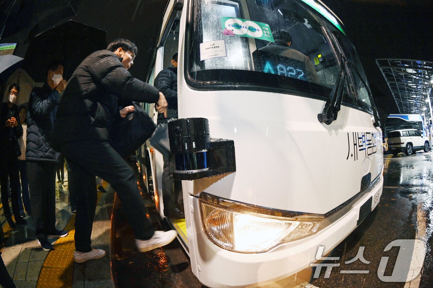 26일 새벽 서울 도봉구 도봉산역광역환승센터에서 &#39;새벽동행 자율주행버스&#39;에 부착된 라이다 센서 뒤로 승객들이 승차하고 있다.&#40;공동취재&#41; 2024.11.26/뉴스1 ⓒ News1 민경석 기자