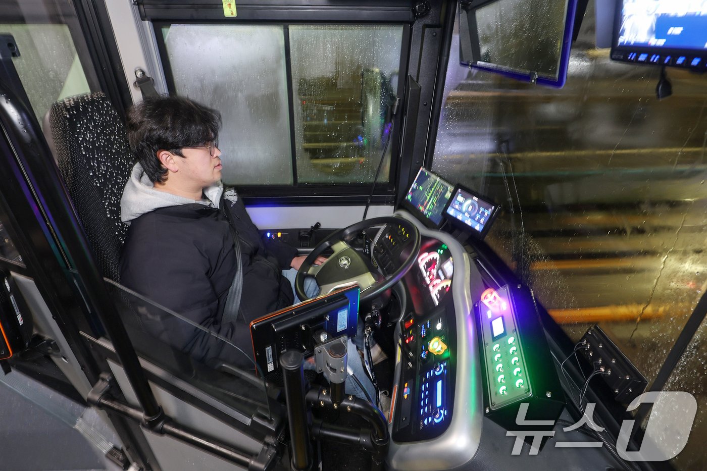 본문 이미지 - 26일 서울 도봉구 도봉산역 광역환승센터에서 영등포역으로 향하는 &#39;새벽동행 자율주행버스&#39; A160 버스에서 안전관리자 핸들에서 손을 놓은 채 차량 운행 상태를 살피고 있다.&#40;공동취재&#41; 2024.11.26/뉴스1 ⓒ News1 민경석 기자