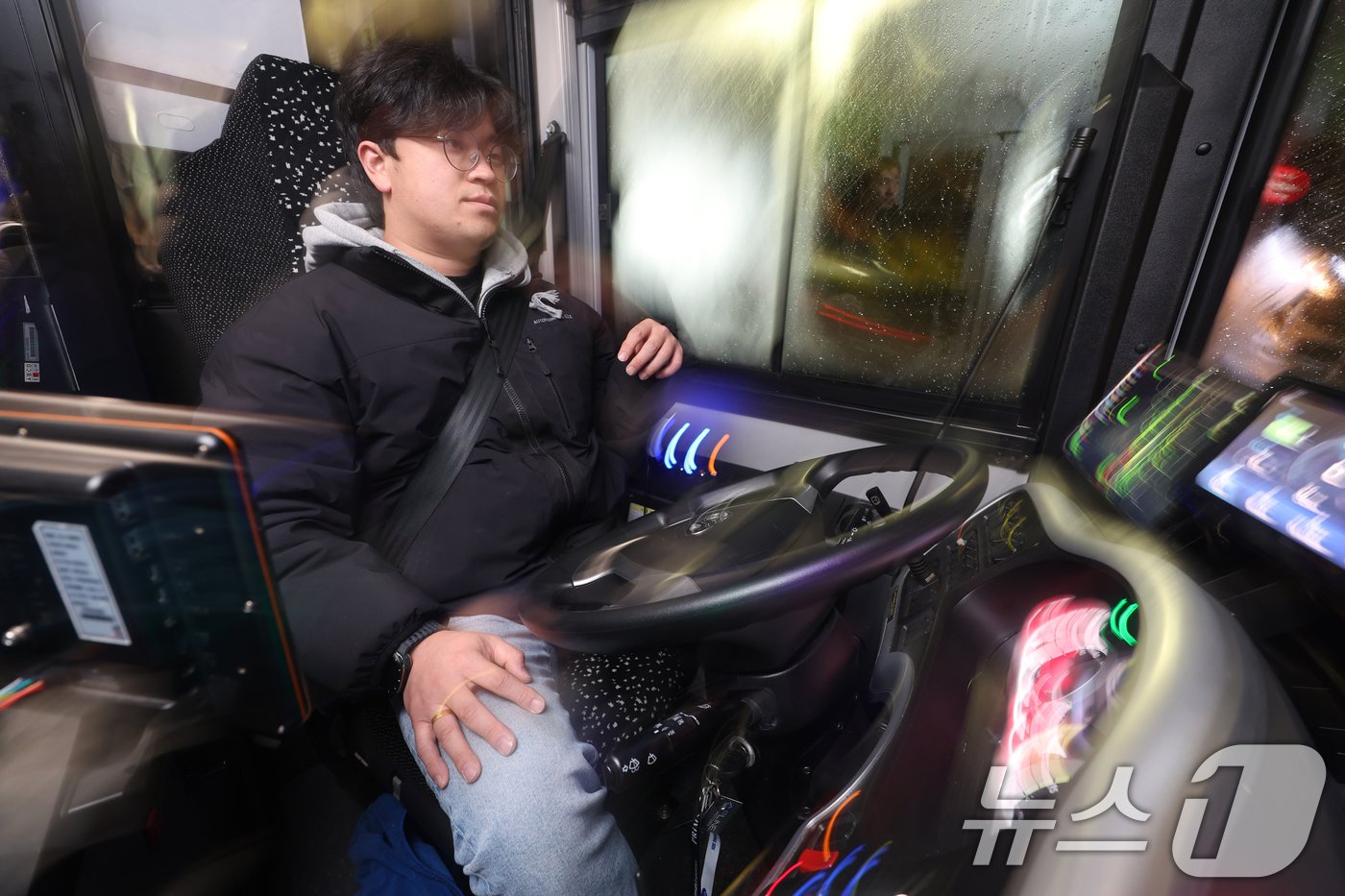 본문 이미지 - 6일 서울 도봉구 도봉산역 광역환승센터에서 영등포역으로 향하는 &#39;새벽동행 자율주행버스&#39; A160 버스에서 안전관리자가 핸들에서 손을 놓은 채 차량 운행 상태를 살피고 있다.&#40;공동취재&#41; 2024.11.26/뉴스1 ⓒ News1 민경석 기자
