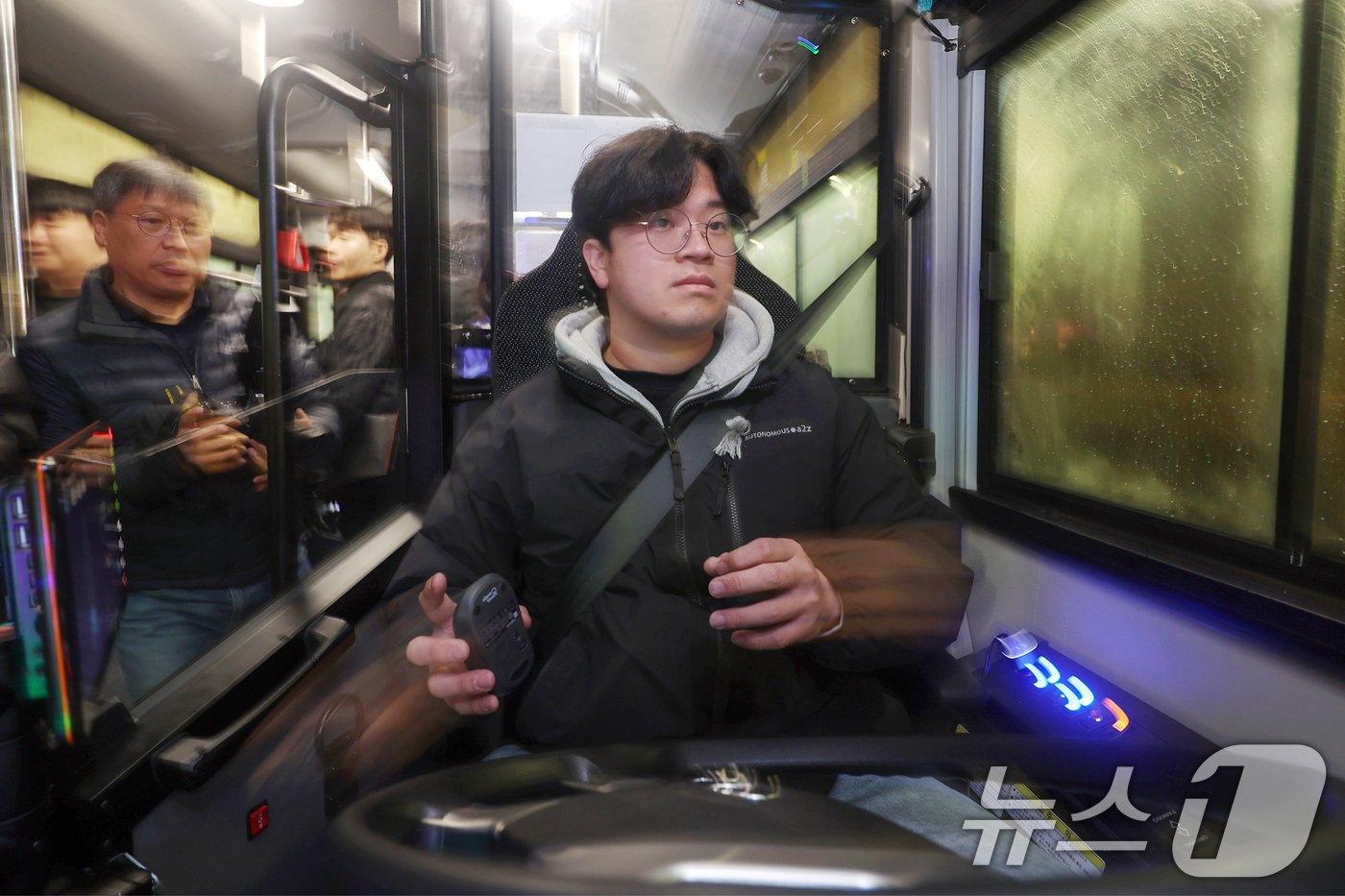 본문 이미지 - 26일 서울 도봉구 도봉산역 광역환승센터에서 영등포역으로 향하는 &#39;새벽동행 자율주행버스&#39; A160 버스에서 안전관리자가 핸들에서 손을 놓은 채 차량 운행 상태를 살피고 있다.&#40;공동취재&#41; 2024.11.26/뉴스1 ⓒ News1 민경석 기자