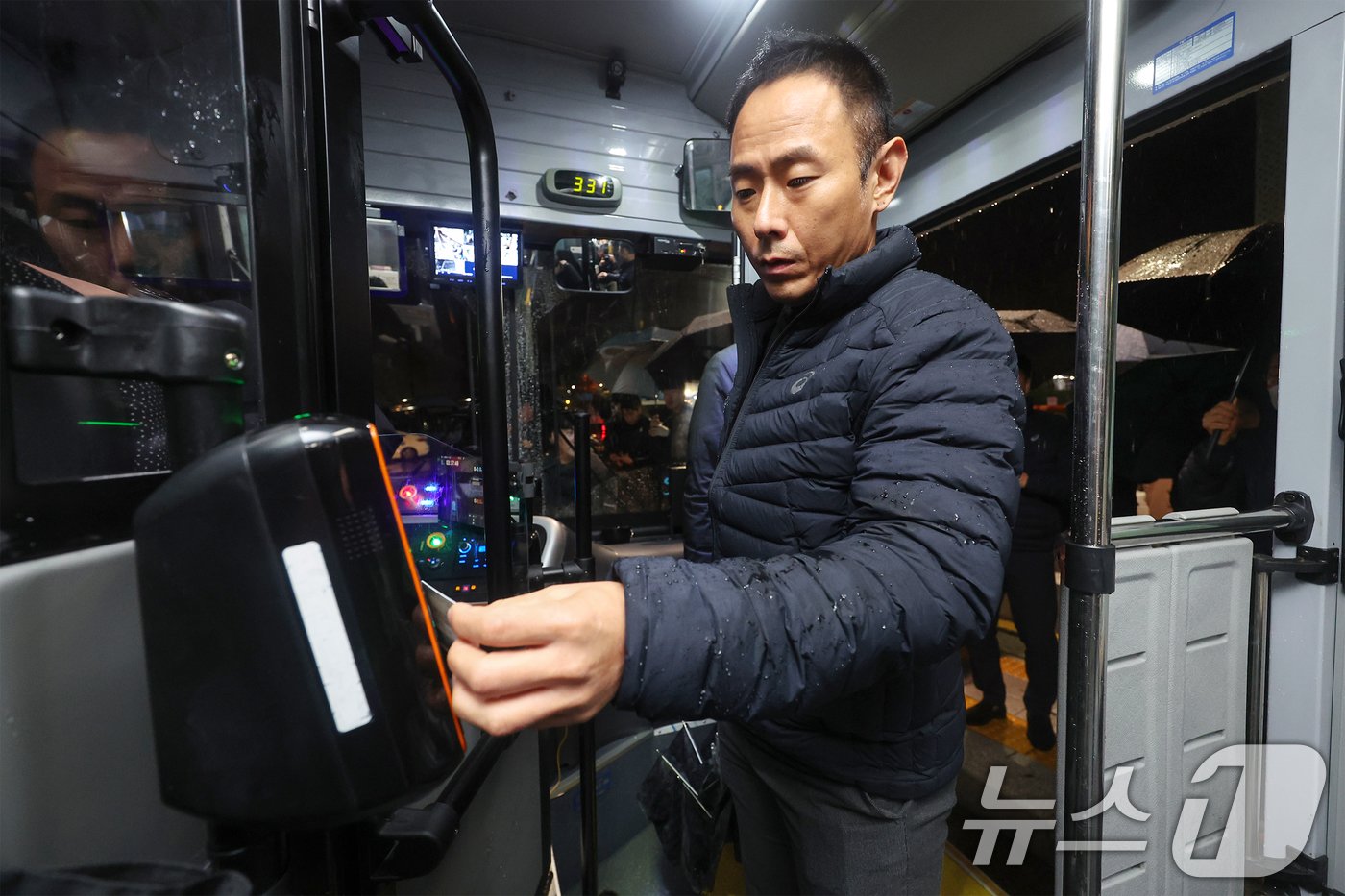 본문 이미지 - 26일 서울 도봉구 도봉산역 광역환승센터에서 한 승객이 영등포역으로 향하는 &#39;새벽동행 자율주행버스&#39; A160 버스에 탑승하고 있다. &#40;공동취재&#41; 2024.11.26/뉴스1 ⓒ News1 민경석 기자
