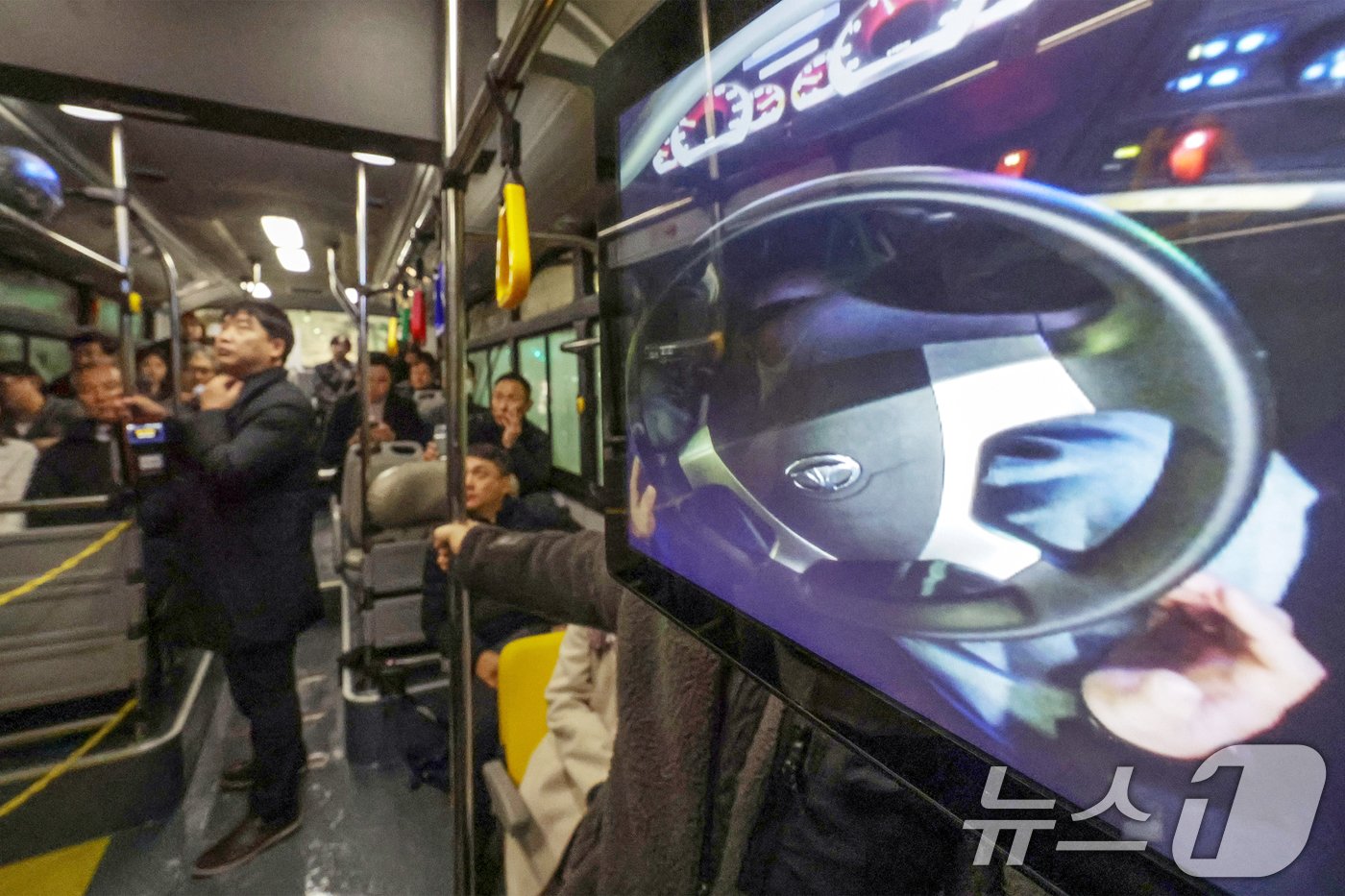 본문 이미지 - 26일 새벽 서울 도봉구 도봉산역 광역환승센터에서 첫 운행에 나선 새벽동행 자율주행버스 &#39;A160번&#39; 버스 모니터에 안전관리자가 탑승한 운전석 모습이 나타나고 있다.&#40;공동취재&#41; 2024.11.26/뉴스1 ⓒ News1 민경석 기자