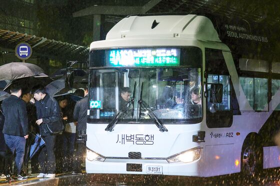 서울 지하철 1~8선 첫차 5시로 앞당긴다…새벽 '자율주행버스'도 확대