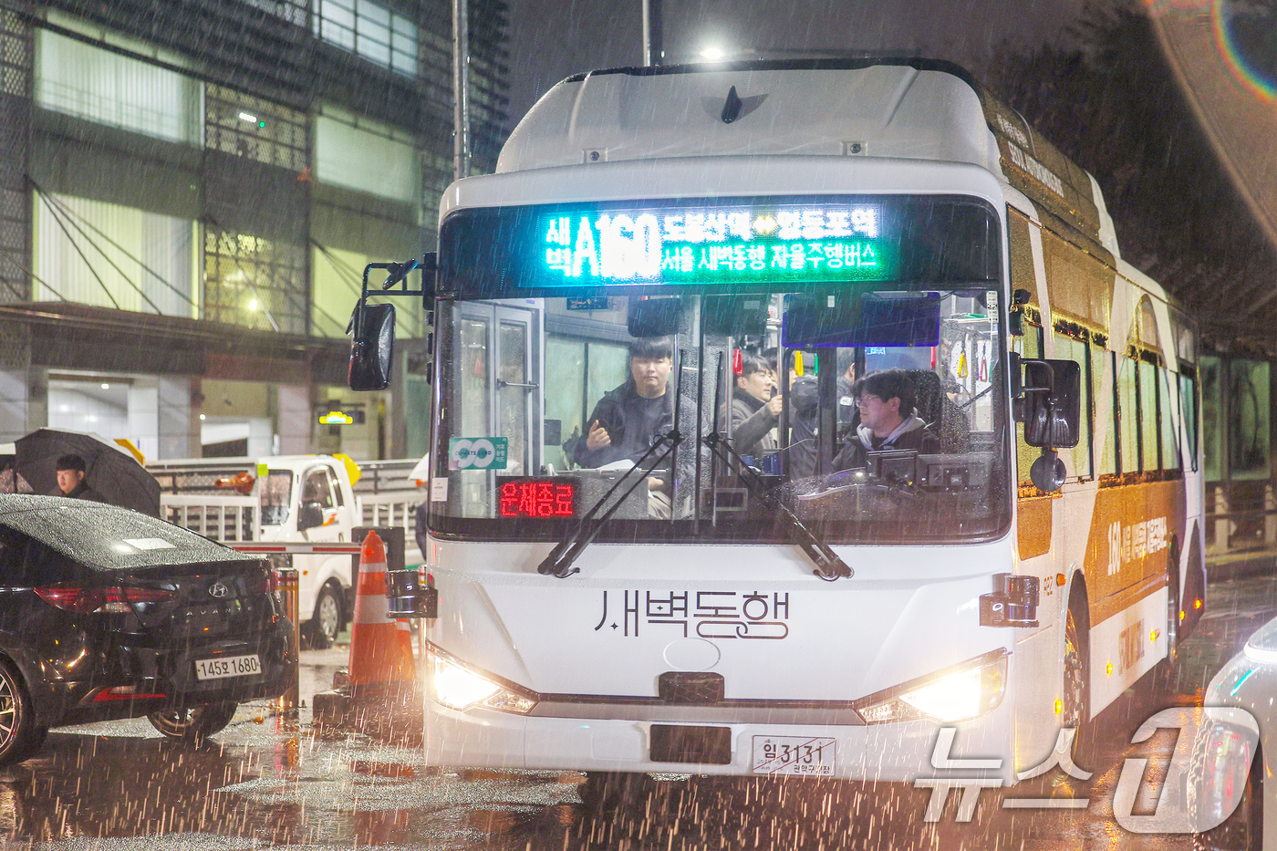 (서울=뉴스1) 민경석 기자 = 26일 새벽 서울 도봉구 도봉산역광역환승센터에서 '새벽동행 자율주행버스' A160번 버스가 첫 운행에 나서고 있다.서울시는 이른 새벽 이동이 필요한 …