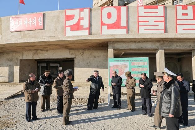 북한 김정은, 4개월 만에 신포양식장 건설현장 방문…지방발전 집중