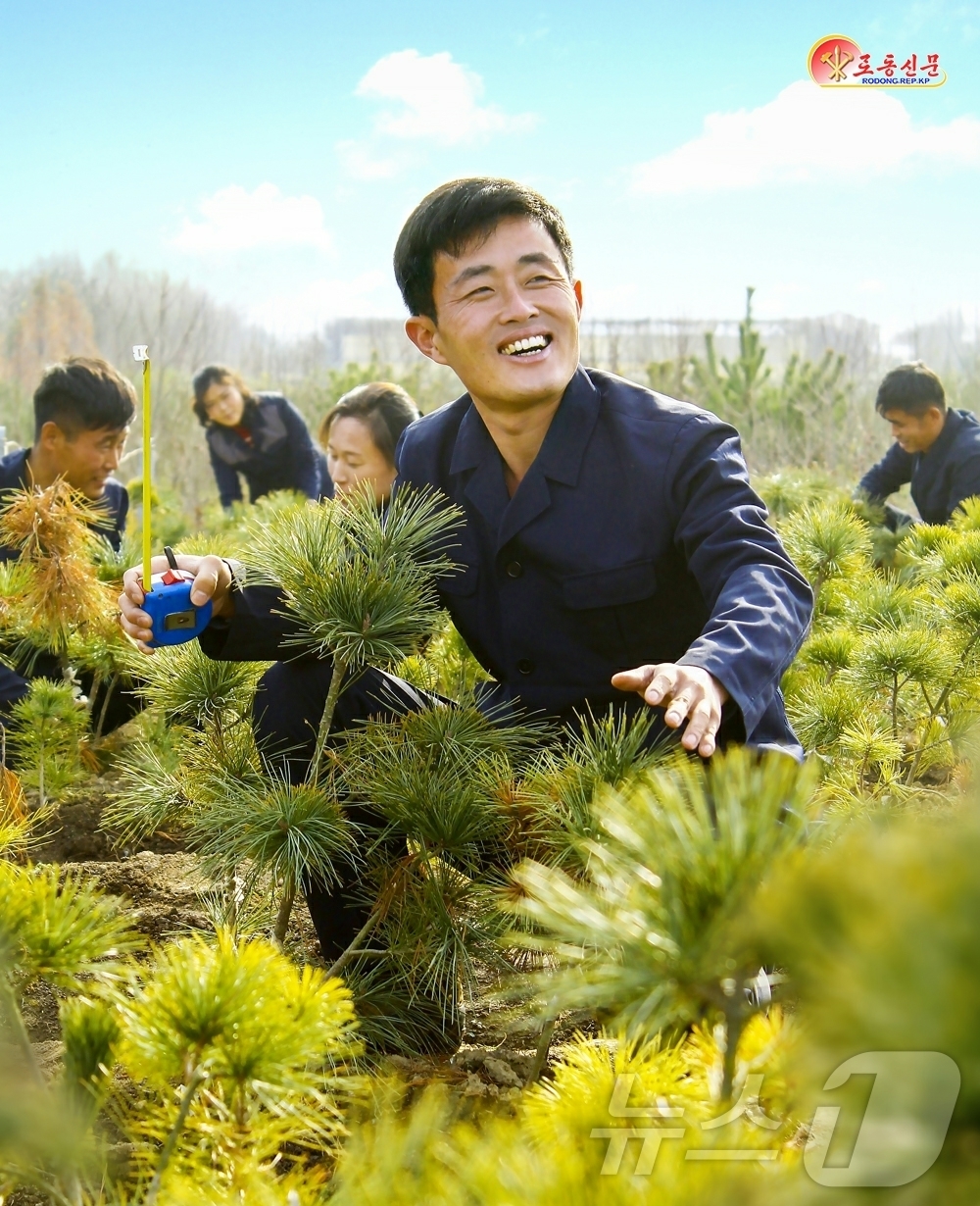 (평양 노동신문=뉴스1) = 북한 노동당 기관지 노동신문은 만경대구역 산림경영소 노동자들의 모습을 조명했다. [국내에서만 사용가능. 재배포 금지. DB 금지. For Use Onl …