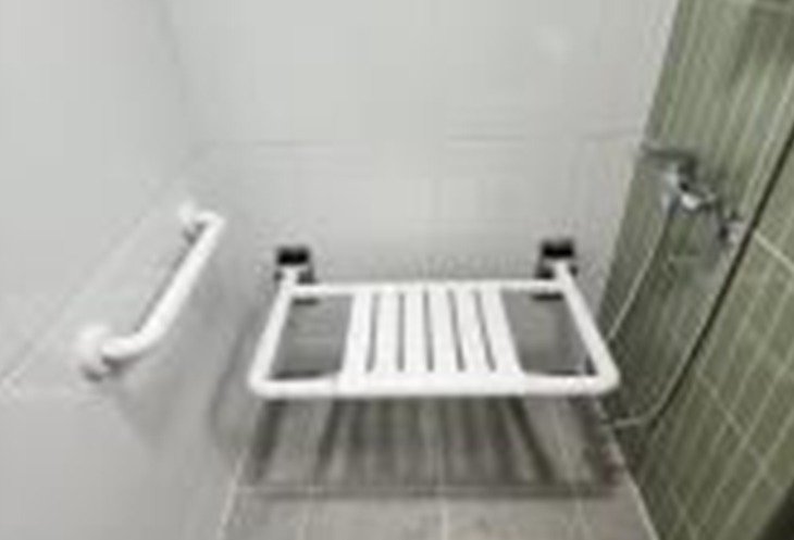 본문 이미지 - 진주가좌 1단지 고령친화 견본주택 욕실 안전손잡이, 접이식 의자.(국토교통부 제공)