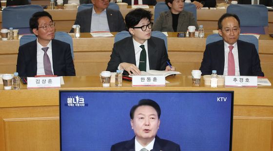 윤석열 대통령 영상 시청하는 한동훈 대표