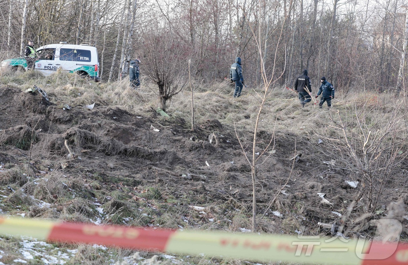 (빌뉴스 AFP=뉴스1) 우동명 기자 = 25일(현지시간) 리투아니아 빌뉴스 국제공항 인근 주거 지역에서 DHL의 보잉 737-400 화물기가 착륙 중 추락한 현장서 경찰이 수색을 …