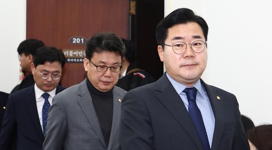 민주당 원내대책회의 입장하는 원내대표단