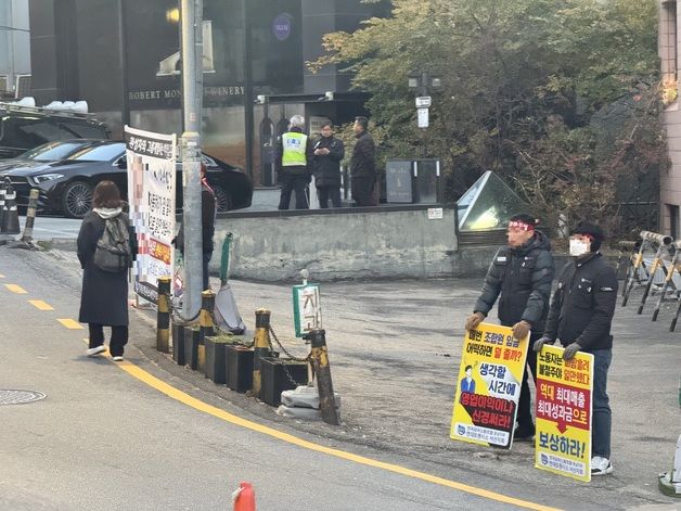 협상장 대신 한남동 몰려간 노조…한달째 민폐 시위에 주민 불편 가중