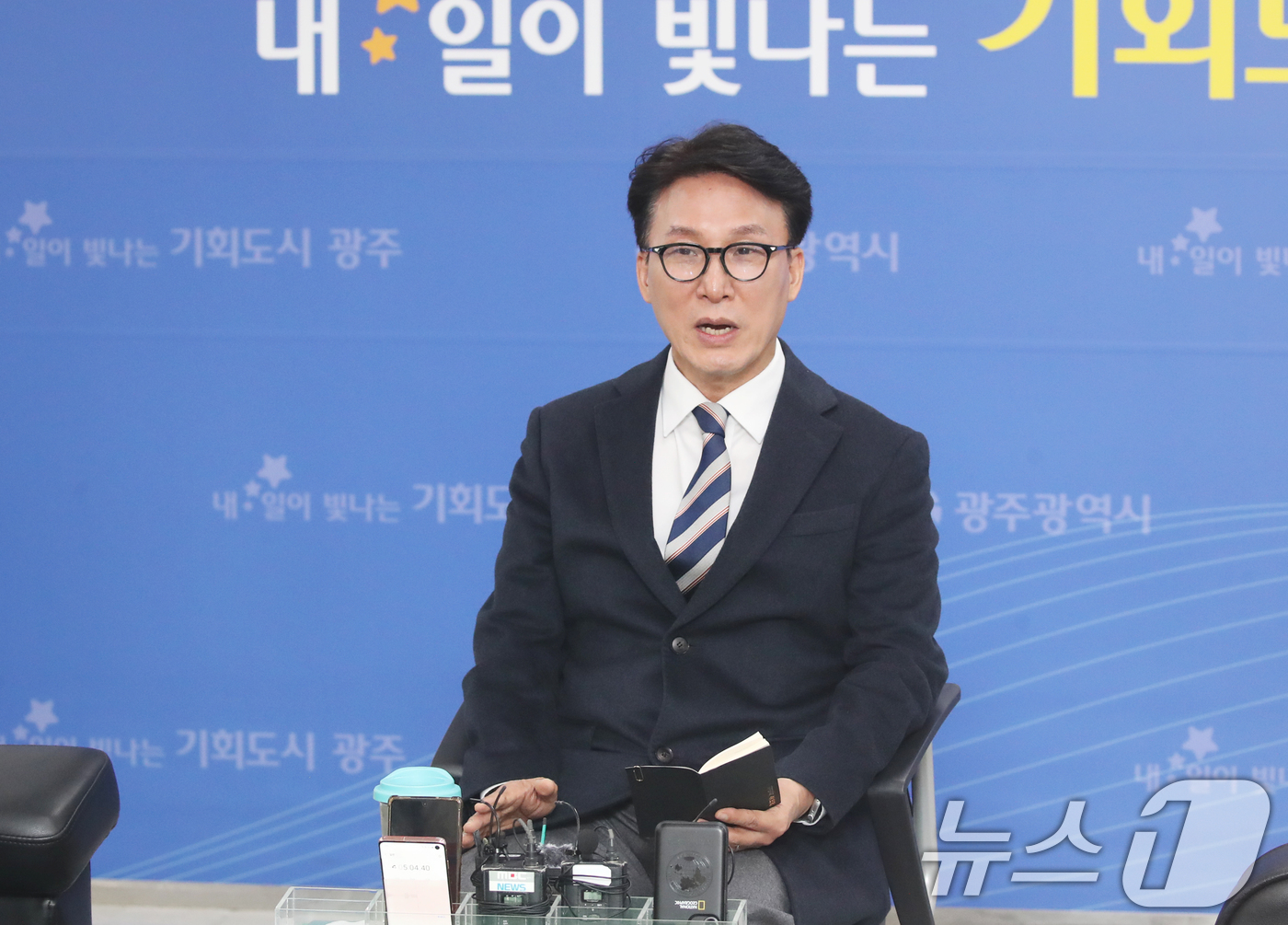 (광주=뉴스1) 박준배 기자 = 김민석 더불어민주당 최고위원이 26일 광주시청에서 기자들과 차담회를 갖고 현 시국에 대한 입장을 밝히고 있다.2024.11.26/뉴스1