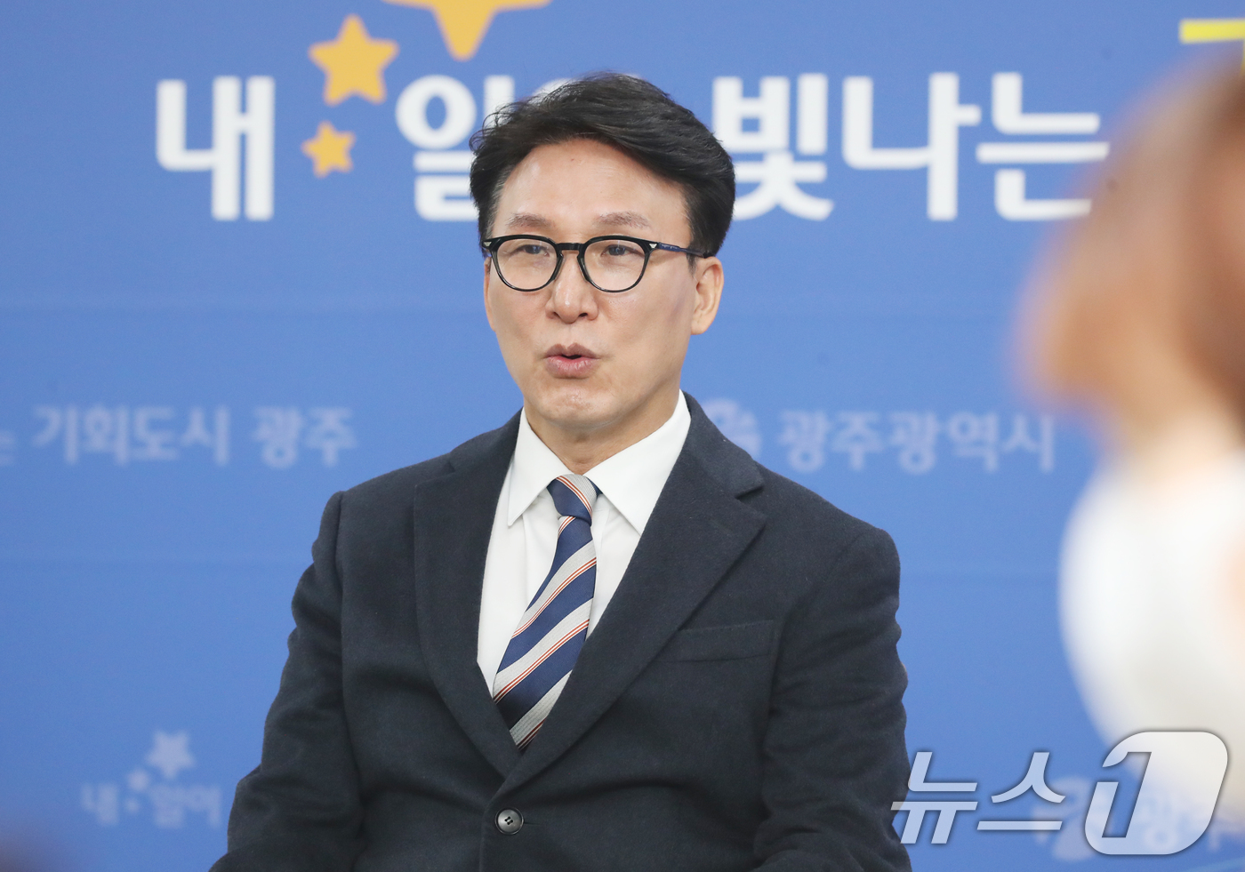 (광주=뉴스1) 박준배 기자 = 김민석 더불어민주당 최고위원이 26일 광주시청에서 기자들과 차담회를 갖고 현 시국에 대한 입장을 밝히고 있다.2024.11.26/뉴스1