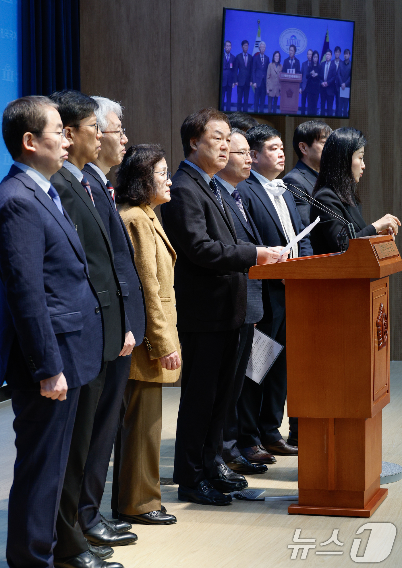 (서울=뉴스1) 안은나 기자 = 황근식 교과서발전위원회 위원장이 26일 서울 여의도 국회 소통관에서 고민정·문정복 더불어민주당 의원 대표 발의 초중등교육법 일부개정법률안 반대 기자 …