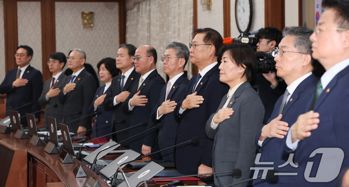 (서울=뉴스1) 허경 기자 = 박성재 법무부 장관을 비롯한 국무위원들이 26일 서울 종로구 정부서울청사에서 열린 국무회의에서 국민의례를 하고 있다. 2024.11.26/뉴스1