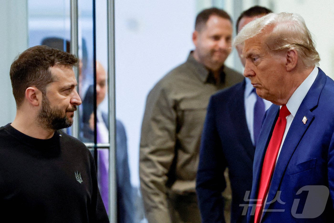 본문 이미지 - 미국 뉴욕의 트럼프 타워에서 볼로디미르 젤렌스키 우크라이나 대통령&#40;좌&#41;과 도널드 트럼프 미국 대선 당선인&#40;우&#41;이 서로 마주 보고 있다. 2024.09.27/ ⓒ 로이터=뉴스1 ⓒ News1 권진영 기자