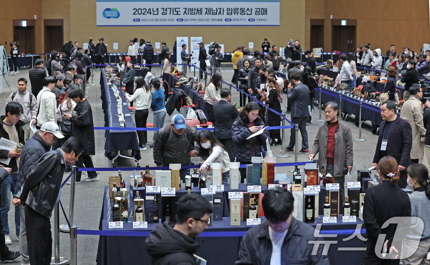 본문 이미지 - 26일 오전 경기 고양시 킨텍스에서 열린 '2024년 지방세 체납자 압류 동산 공매' 행사장을 찾은 시민들이 공매품을 살펴보고 있다. 2024.11.26/뉴스1 ⓒ News1 장수영 기자