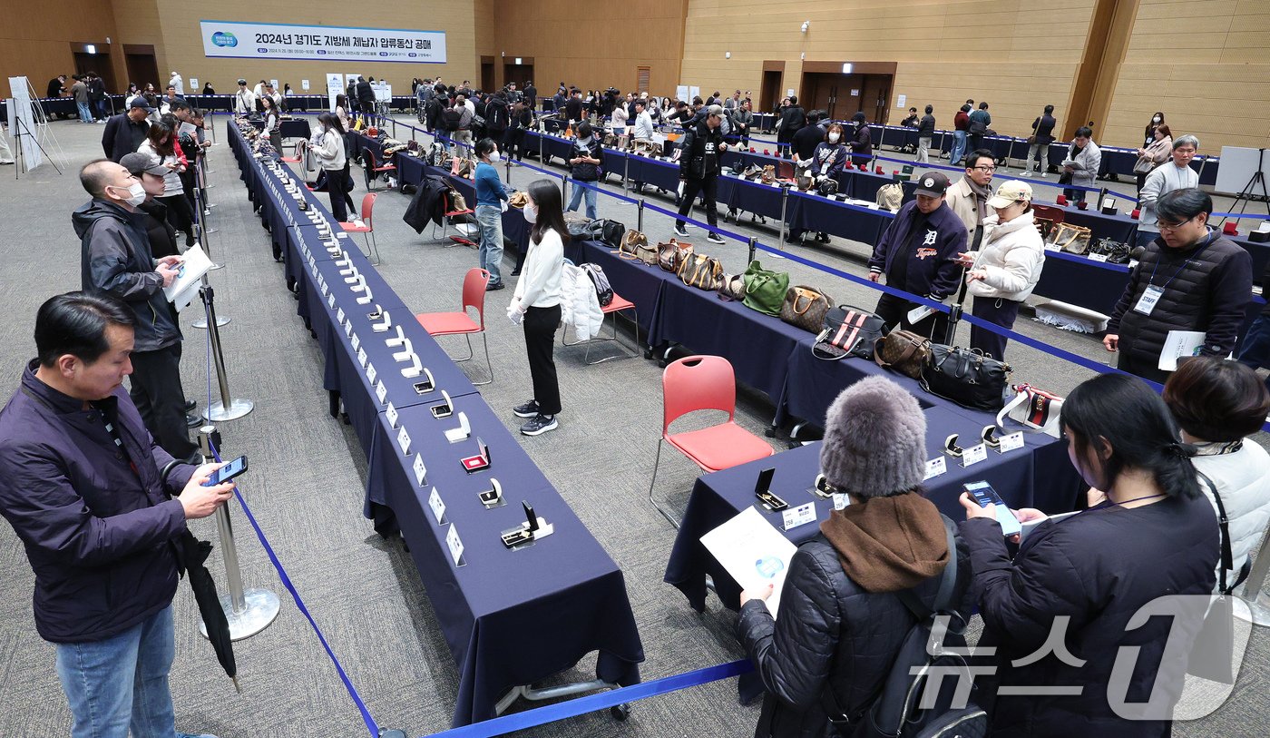 26일 오전 경기 고양시 킨텍스에서 열린 &#39;2024년 지방세 체납자 압류 동산 공매&#39; 행사장을 찾은 시민들이 공매품을 살펴보고 있다. 2024.11.26/뉴스1 ⓒ News1 장수영 기자