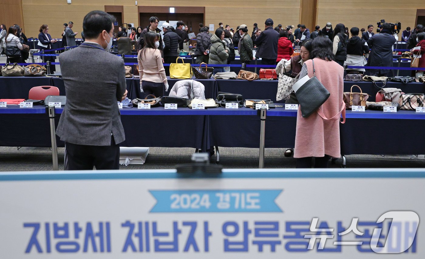 26일 오전 경기 고양시 킨텍스에서 열린 &#39;2024년 지방세 체납자 압류 동산 공매&#39; 행사장을 찾은 시민들이 공매품을 살펴보고 있다. 2024.11.26/뉴스1 ⓒ News1 장수영 기자