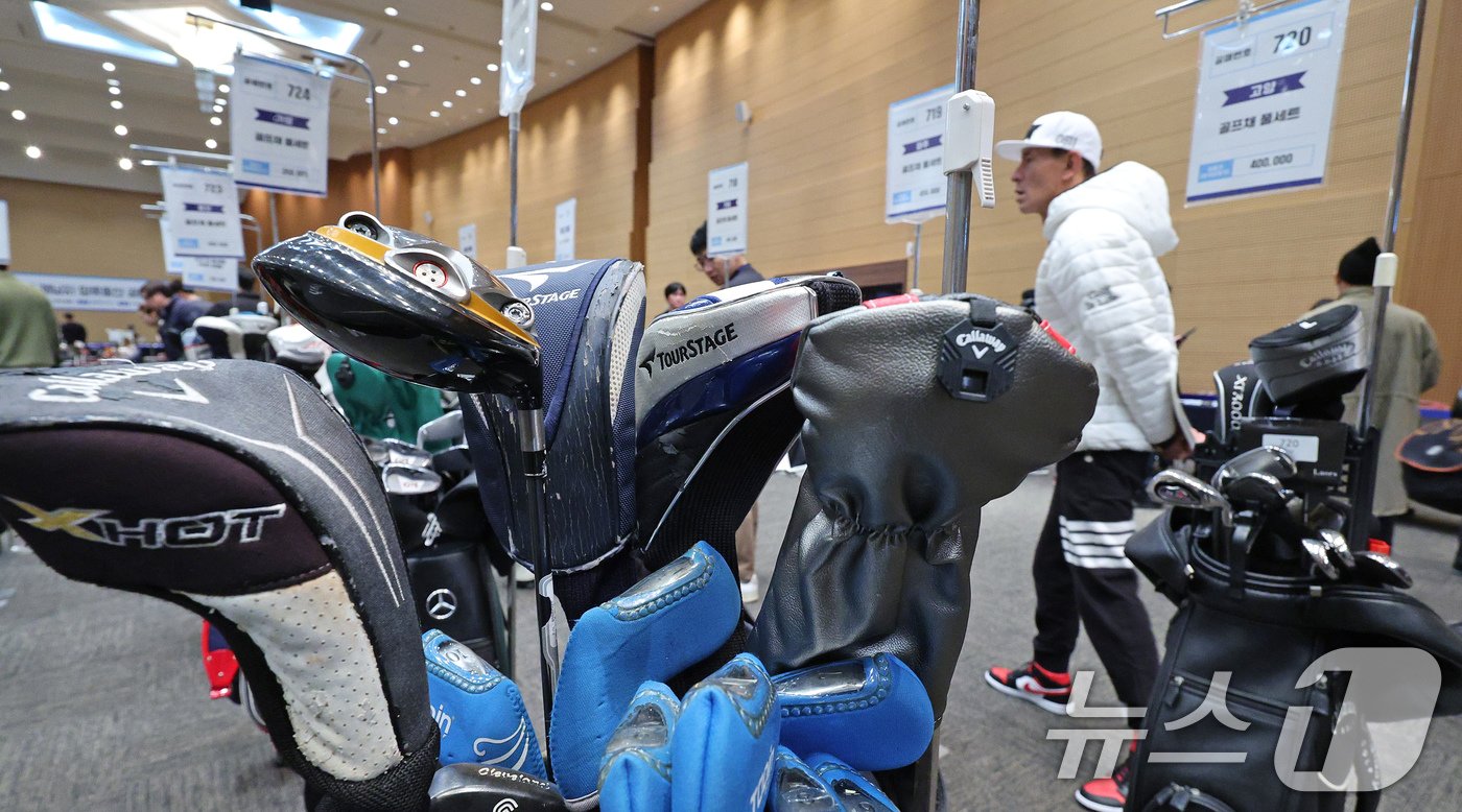 본문 이미지 - 26일 오전 경기 고양시 킨텍스에서 열린 '2024년 지방세 체납자 압류 동산 공매' 행사장을 찾은 시민들이 공매품을 살펴보고 있다. 2024.11.26/뉴스1 ⓒ News1 장수영 기자