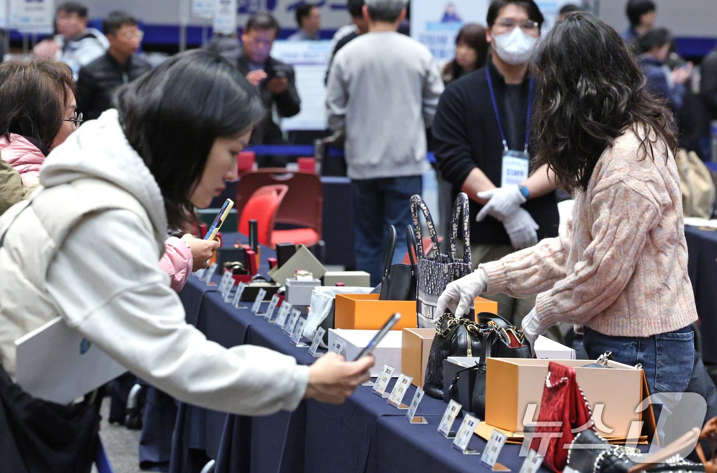 본문 이미지 - 26일 오전 경기 고양시 킨텍스에서 열린 '2024년 지방세 체납자 압류 동산 공매' 행사장을 찾은 시민들이 공매품을 살펴보고 있다. 2024.11.26/뉴스1 ⓒ News1 장수영 기자