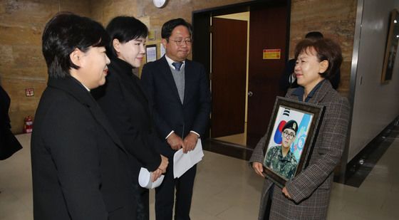 국회 찾은 고 홍정기 일병 어머니