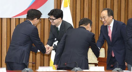 인사나누는 한동훈 대표와 김문수 장관