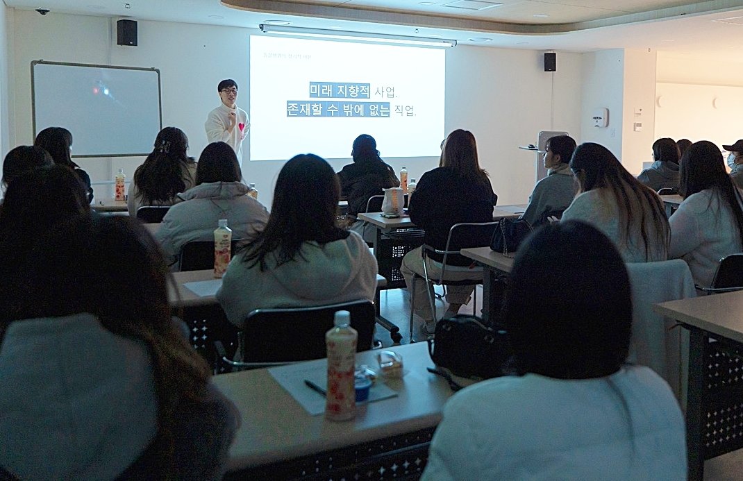 유한대학교 건강웰니스학과 반려동물전공 학생들이 최근 부천 비엔동물전문의료센터에 방문해 현장 견학을 실시했다. &#40;유한대 제공&#41; ⓒ 뉴스1