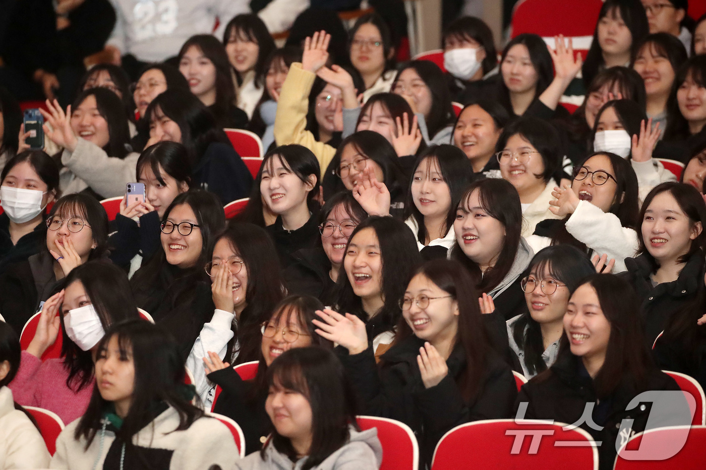 (대구=뉴스1) 공정식 기자 = 26일 오전 대구 북구 대구과학대에서 열린 '북구 고3 힐링데이-GO3 리프레쉬타임' 행사에 참여한 학생들이 공연을 관람하며 즐거운 시간을 보내고 …