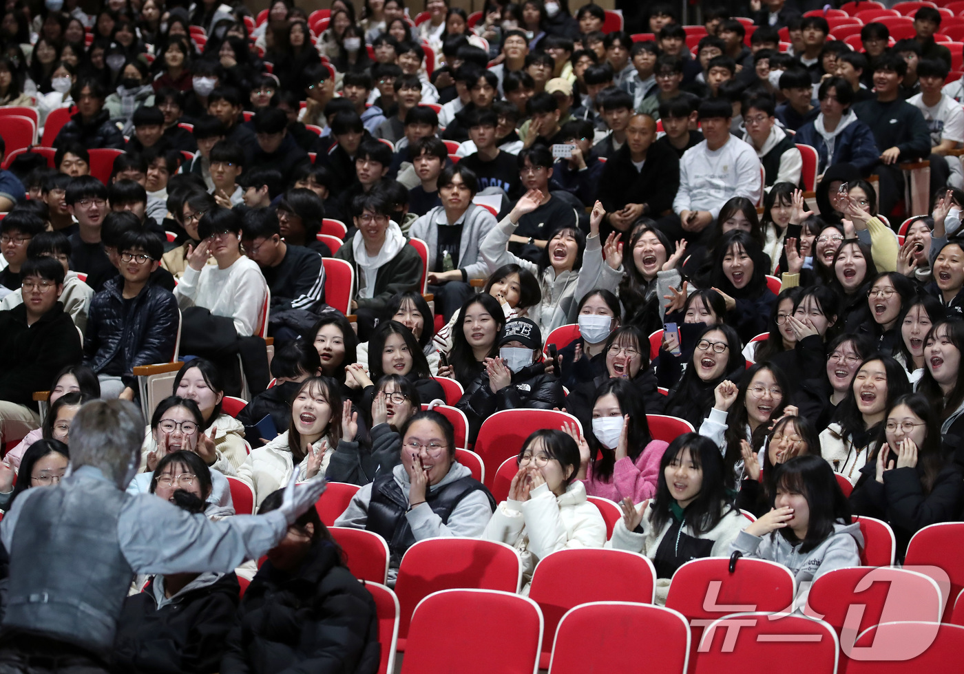 (대구=뉴스1) 공정식 기자 = 26일 오전 대구 북구 대구과학대에서 열린 '북구 고3 힐링데이-GO3 리프레쉬타임' 행사에 참여한 학생들이 공연을 관람하며 즐거운 시간을 보내고 …