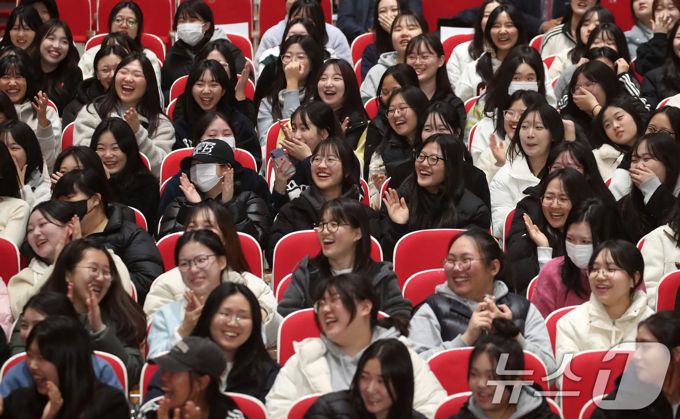 (대구=뉴스1) 공정식 기자 = 26일 오전 대구 북구 대구과학대에서 열린 '북구 고3 힐링데이-GO3 리프레쉬타임' 행사에 참여한 학생들이 공연을 관람하며 즐거운 시간을 보내고 …