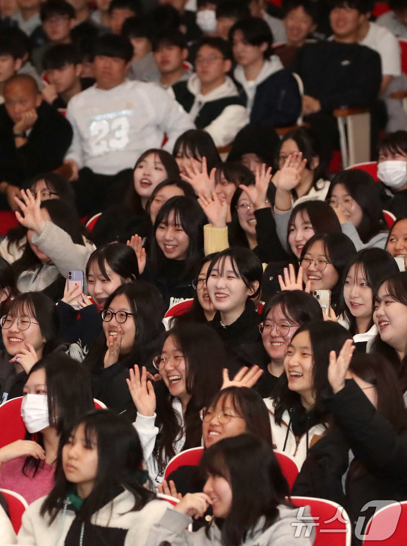 (대구=뉴스1) 공정식 기자 = 26일 오전 대구 북구 대구과학대에서 열린 '북구 고3 힐링데이-GO3 리프레쉬타임' 행사에 참여한 학생들이 공연을 관람하며 즐거운 시간을 보내고 …