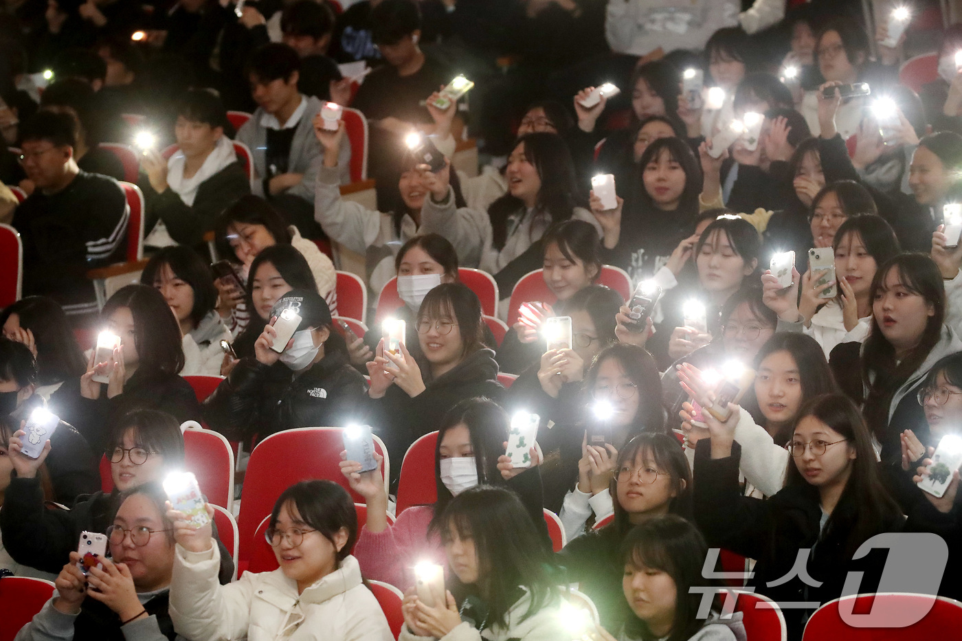 (대구=뉴스1) 공정식 기자 = 26일 오전 대구 북구 대구과학대에서 열린 '북구 고3 힐링데이-GO3 리프레쉬타임' 행사에 참여한 학생들이 공연을 관람하며 즐거운 시간을 보내고 …