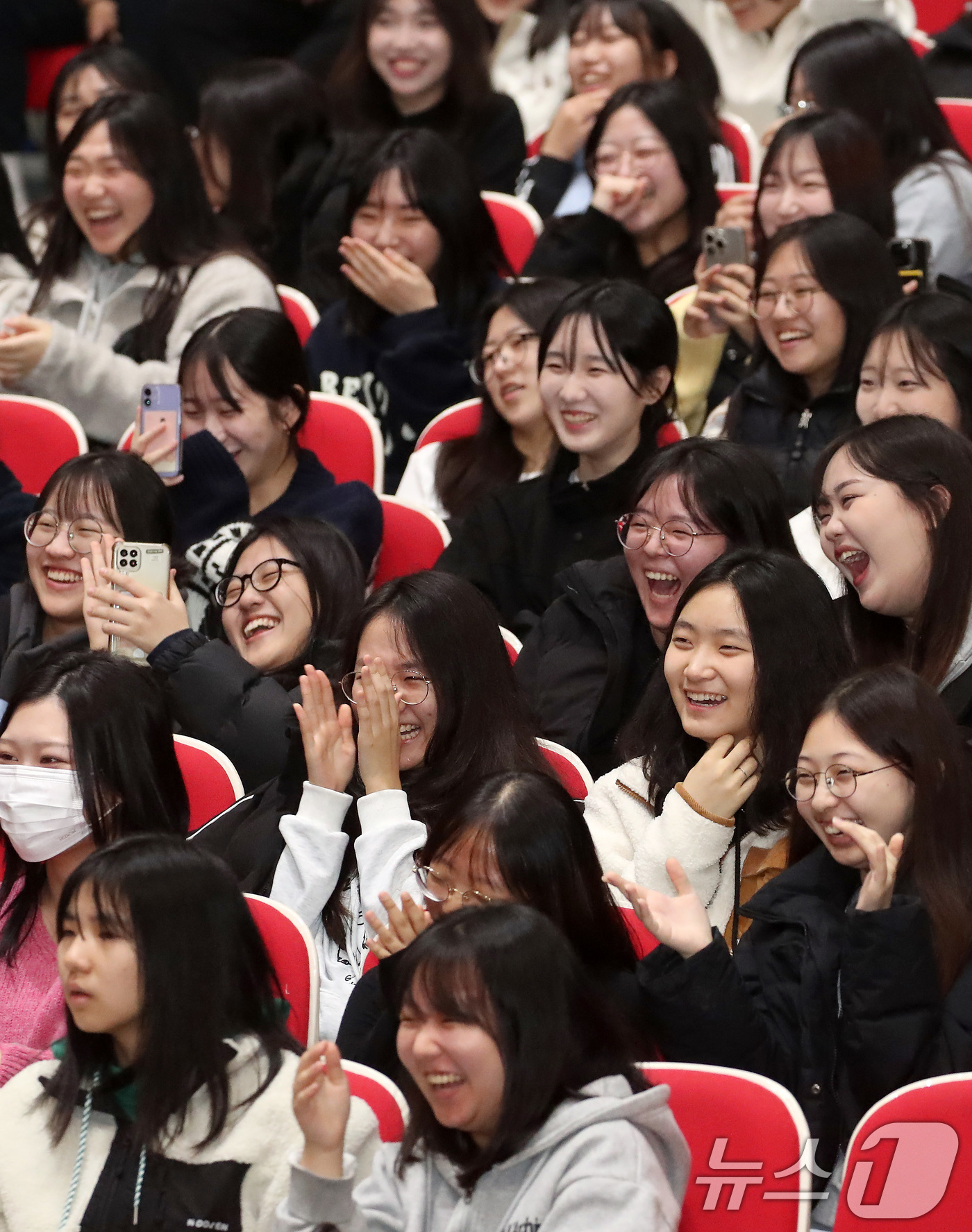 (대구=뉴스1) 공정식 기자 = 26일 오전 대구 북구 대구과학대에서 열린 '북구 고3 힐링데이-GO3 리프레쉬타임' 행사에 참여한 학생들이 공연을 관람하며 즐거운 시간을 보내고 …