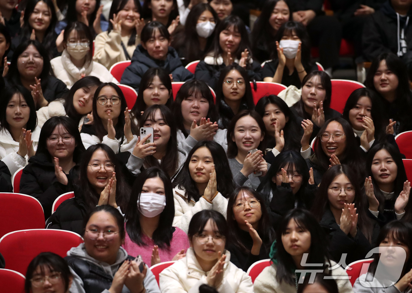 (대구=뉴스1) 공정식 기자 = 26일 오전 대구 북구 대구과학대에서 열린 '북구 고3 힐링데이-GO3 리프레쉬타임' 행사에 참여한 학생들이 공연을 관람하며 즐거운 시간을 보내고 …