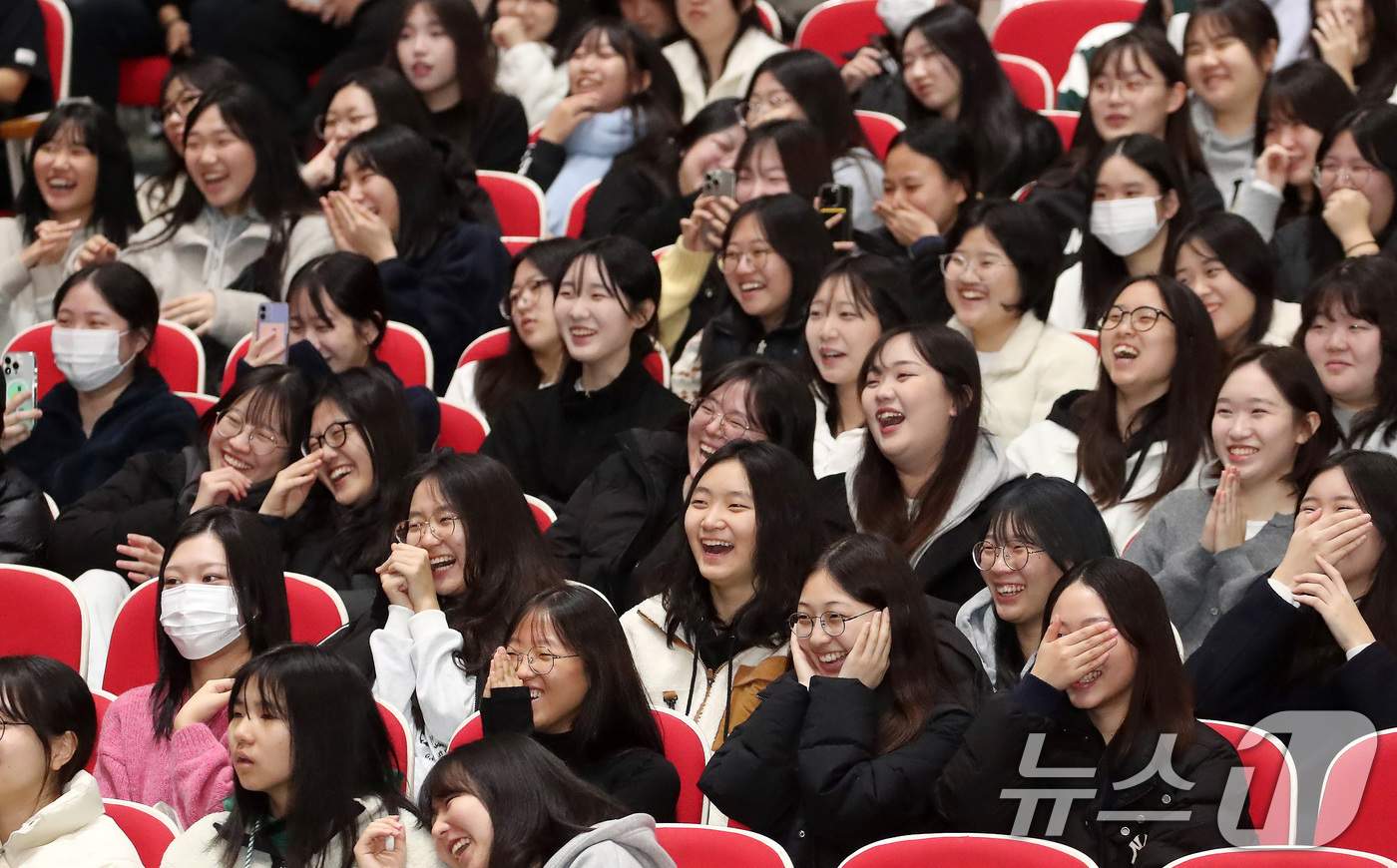 (대구=뉴스1) 공정식 기자 = 26일 오전 대구 북구 대구과학대에서 열린 '북구 고3 힐링데이-GO3 리프레쉬타임' 행사에 참여한 학생들이 공연을 관람하며 즐거운 시간을 보내고 …