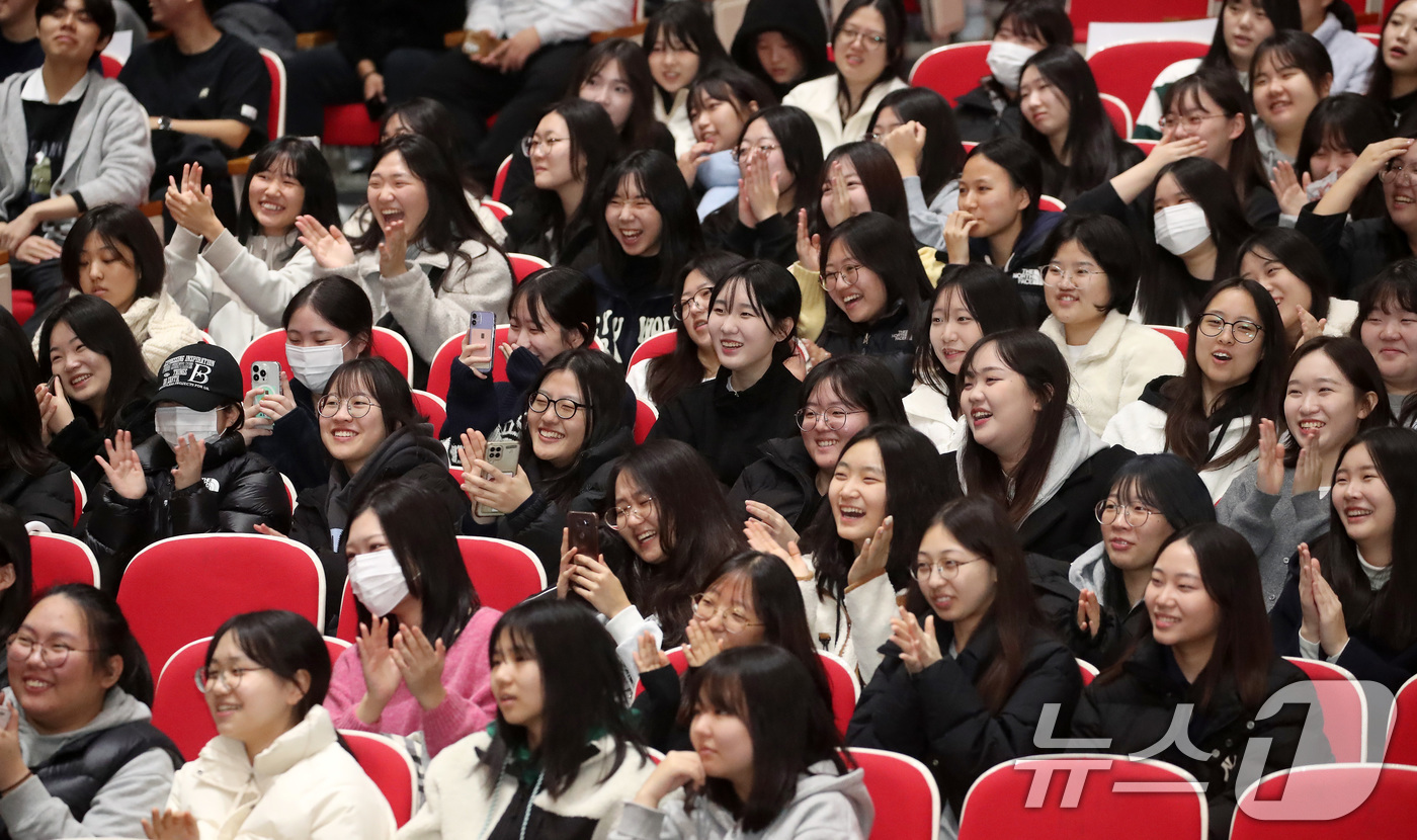 (대구=뉴스1) 공정식 기자 = 26일 오전 대구 북구 대구과학대에서 열린 '북구 고3 힐링데이-GO3 리프레쉬타임' 행사에 참여한 학생들이 공연을 관람하며 즐거운 시간을 보내고 …