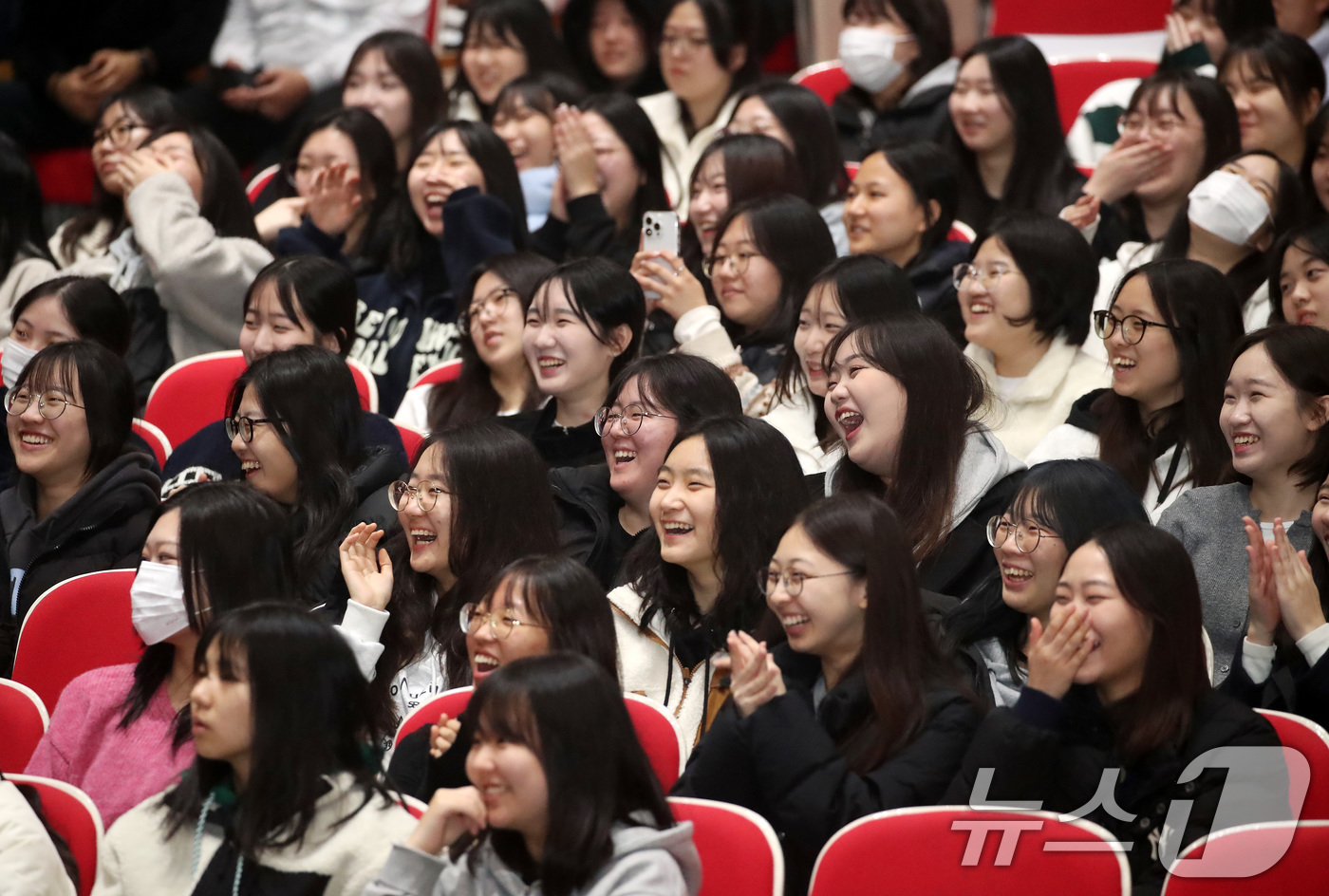 (대구=뉴스1) 공정식 기자 = 26일 오전 대구 북구 대구과학대에서 열린 '북구 고3 힐링데이-GO3 리프레쉬타임' 행사에 참여한 학생들이 공연을 관람하며 즐거운 시간을 보내고 …