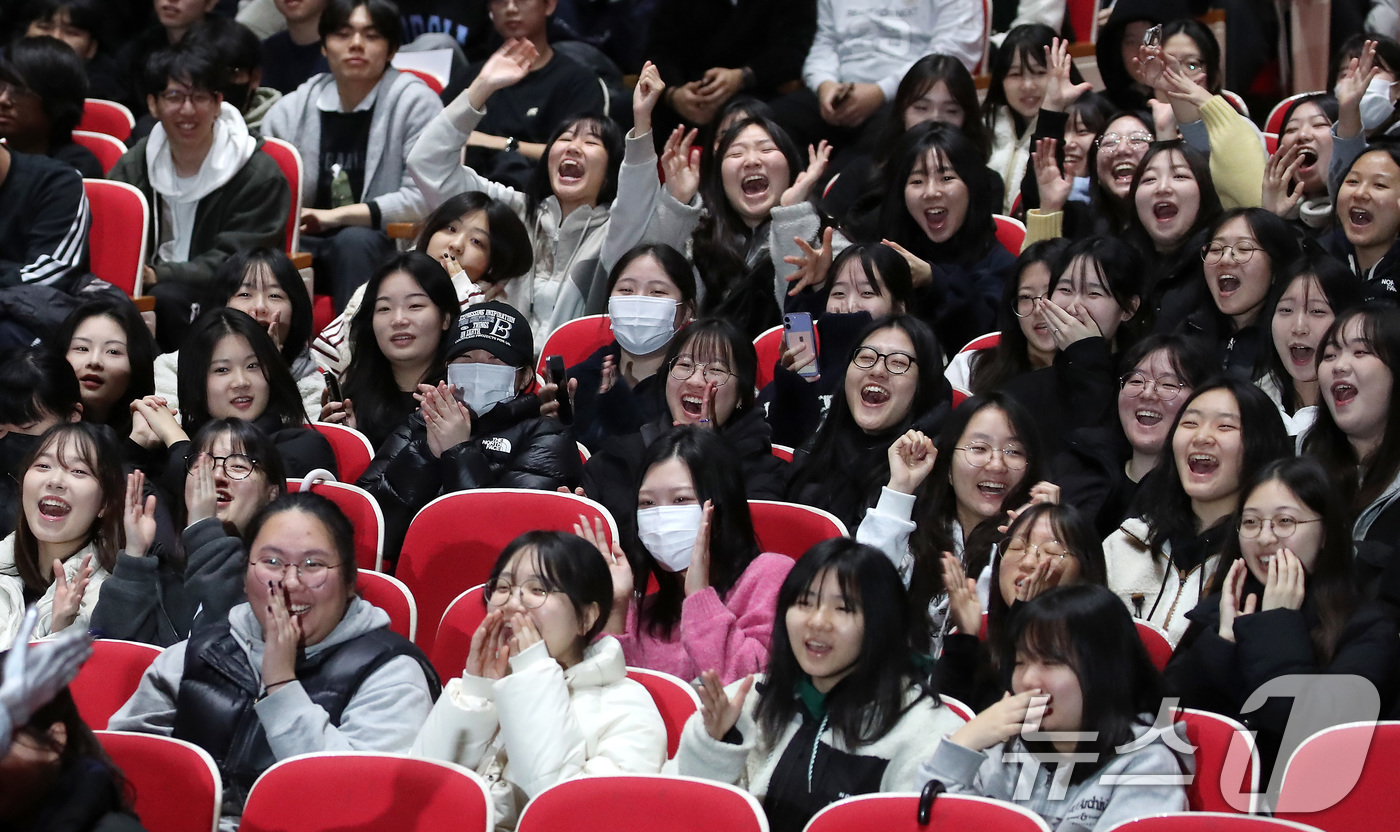 (대구=뉴스1) 공정식 기자 = 26일 오전 대구 북구 대구과학대에서 열린 '북구 고3 힐링데이-GO3 리프레쉬타임' 행사에 참여한 학생들이 공연을 관람하며 즐거운 시간을 보내고 …