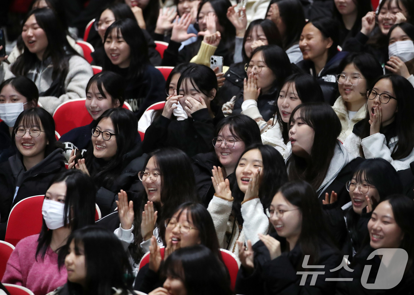 (대구=뉴스1) 공정식 기자 = 26일 오전 대구 북구 대구과학대에서 열린 '북구 고3 힐링데이-GO3 리프레쉬타임' 행사에 참여한 학생들이 공연을 관람하며 즐거운 시간을 보내고 …