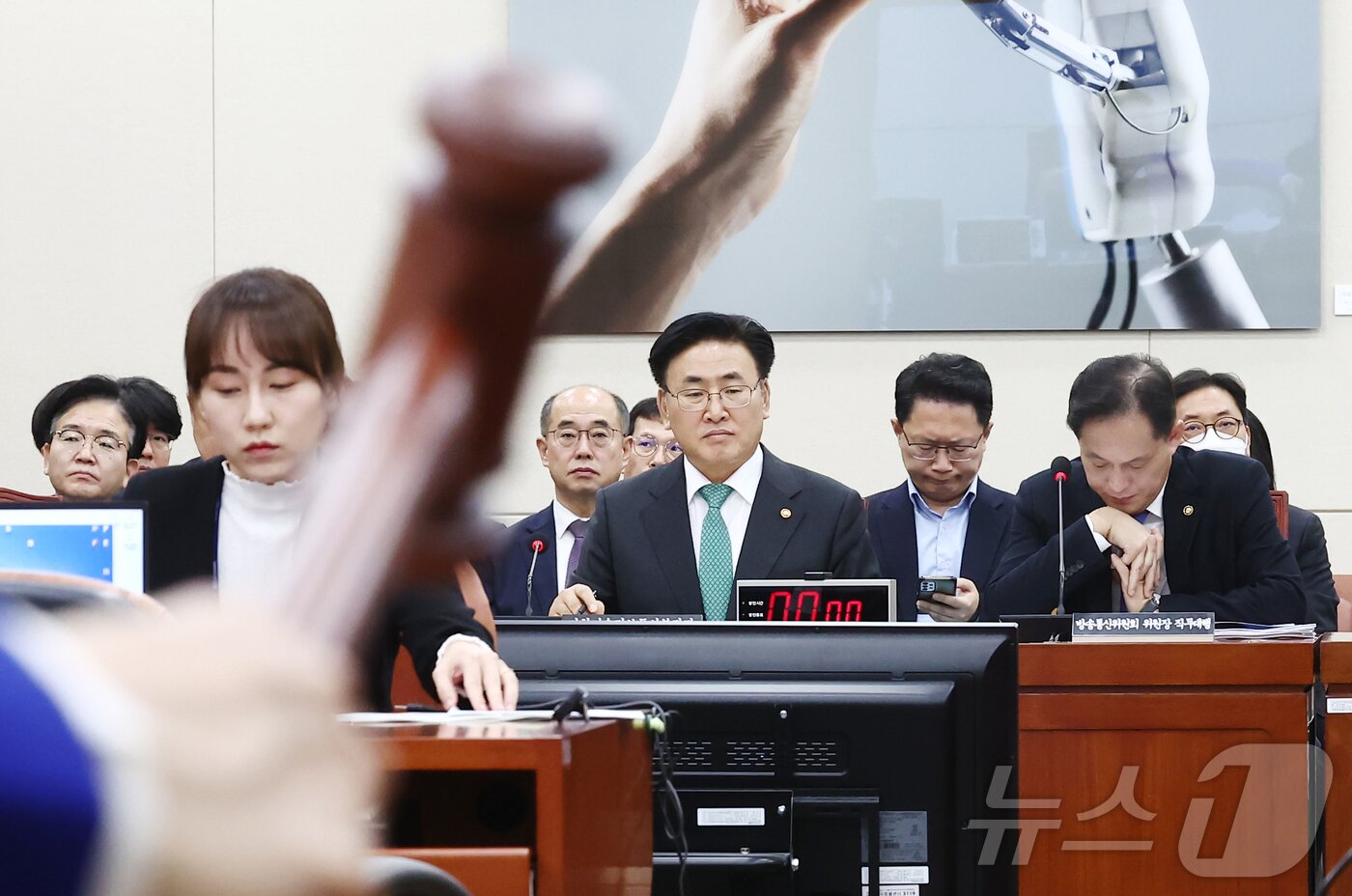 본문 이미지 - 26일 오전 서울 여의도 국회에서 열린 과학기술정보방송통신위원회 제17차 전체회의에서 인공지능(AI) 기본법이 통과되고 있다. 오른쪽부터 김태규 방송통신위원장 직무대행, 유상임 과학기술정보통신부 장관. 2024.11.26/뉴스1 ⓒ News1 김민지 기자