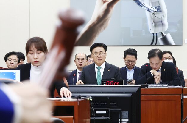 유상임 장관 "SKT 해킹, 번호이동 위약금 면제 법률검토 시작"