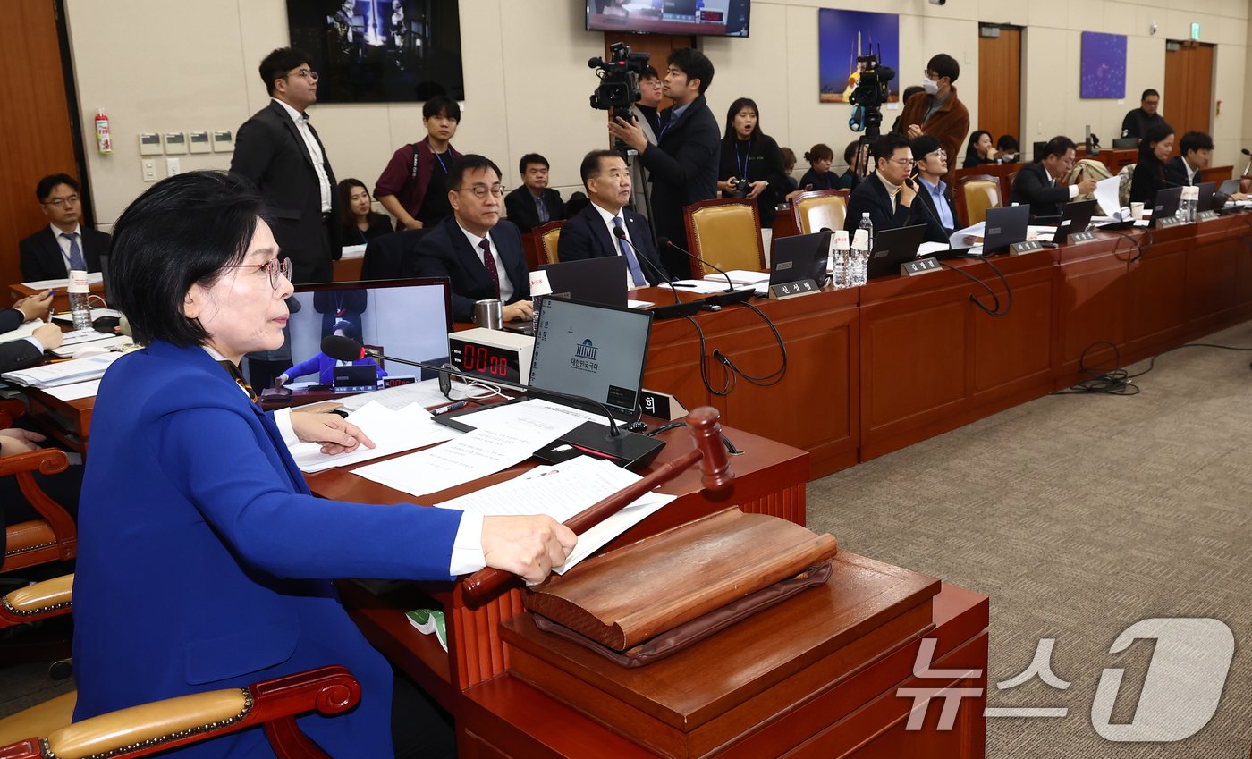 본문 이미지 - 최민희 과학기술정보방송통신위원장이 26일 오전 서울 여의도 국회에서 열린 과학기술정보방송통신위원회 제17차 전체회의에서 인공지능&#40;AI&#41; 관련 법안들을 가결하고 있다. 2024.11.26/뉴스1 ⓒ News1 김민지 기자