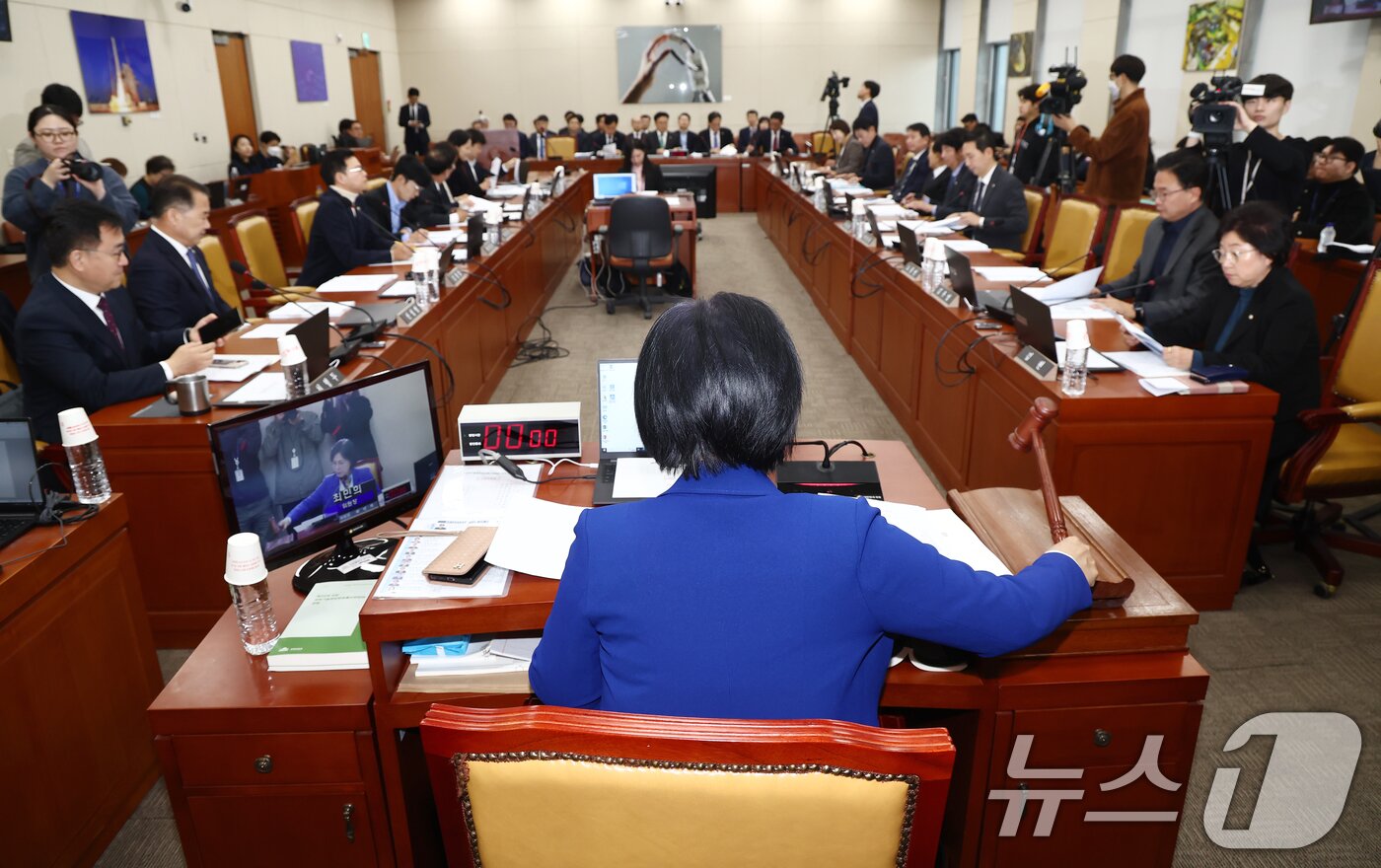 최민희 과학기술정보방송통신위원장이 26일 오전 서울 여의도 국회에서 열린 과학기술정보방송통신위원회 제17차 전체회의에서 의사봉을 두드리고 있다. 2024.11.26/뉴스1 ⓒ News1 김민지 기자