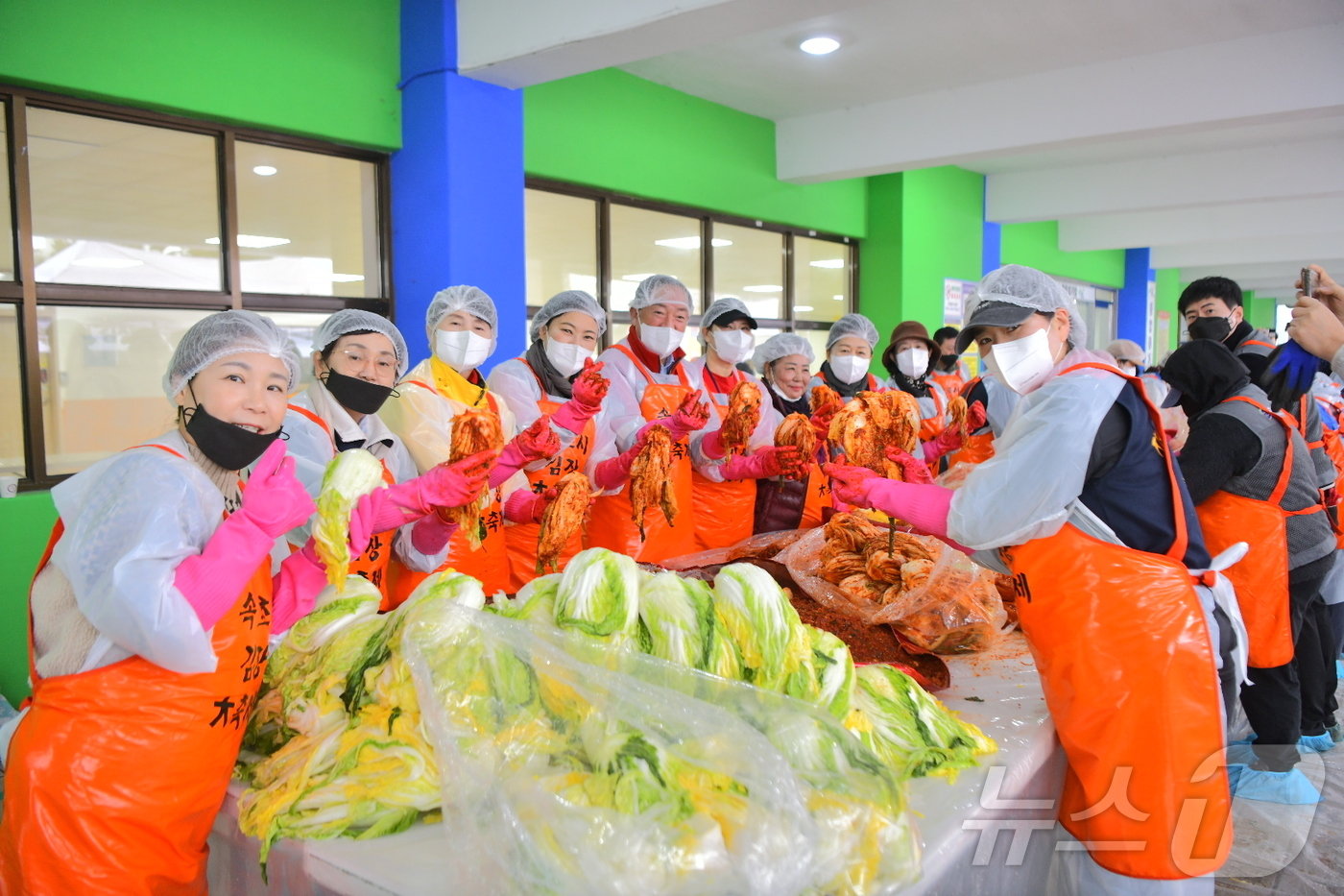 본문 이미지 - 26일 강원 속초종합운동장 인조잔디구장 주차장에서 열린 '2024년 속초시 김장 대축제'에서 참가자들이 김치를 만들고 있다.(속초시 제공) 2024.11.26/뉴스1