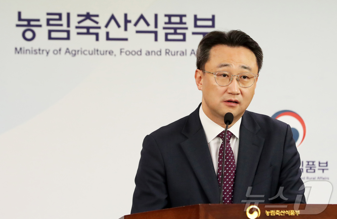 (세종=뉴스1) = 김정주 농림축산식품부 정책기획관이 지난 26일 세종시 정부세종청사 농식품부 기자실에서 제7차 규제혁신전략회의에서 의결된 농지·산지 이용규제 개선방안을 발표하고 …