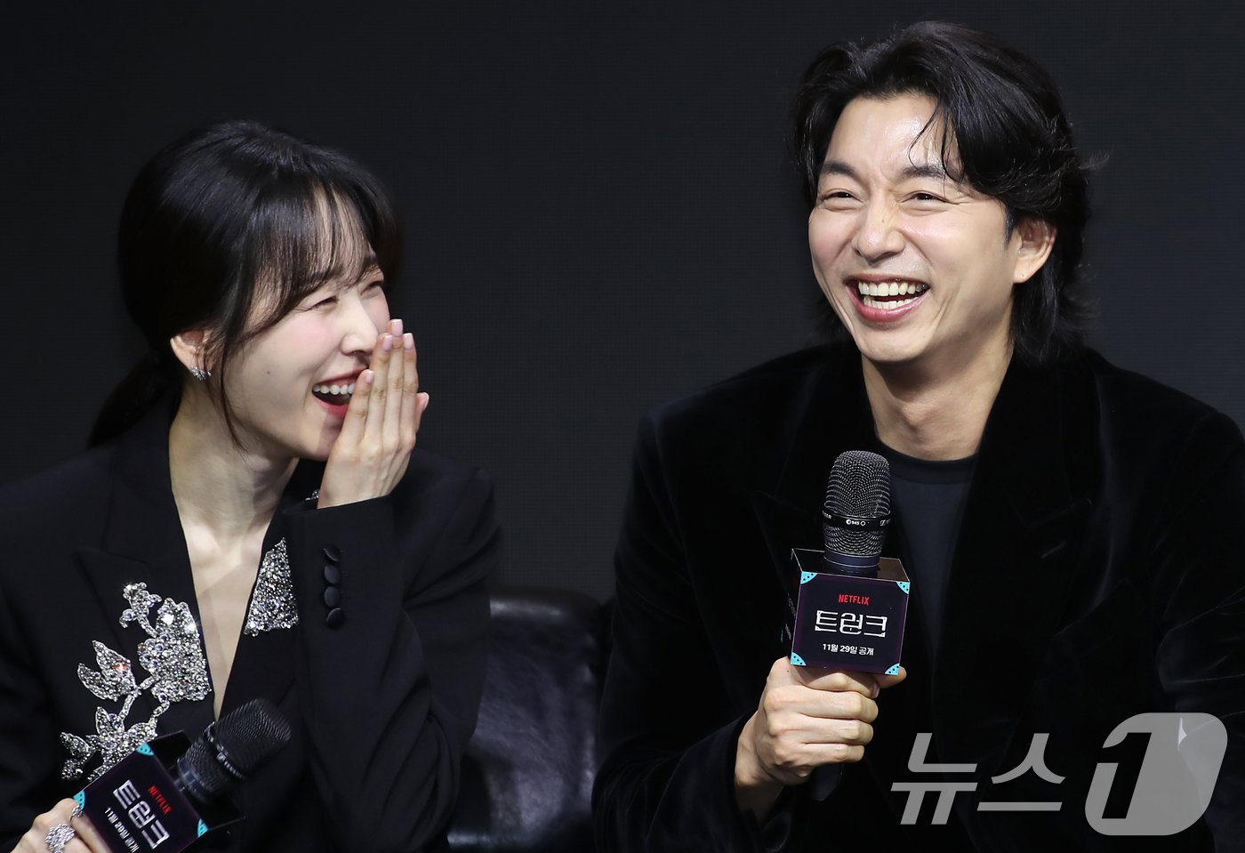 본문 이미지 - 배우 서현진과 공유(오른쪽)가 26일 오전 서울 강남구 라움아트센터에서 열린 넷플릭스 시르즈 '트렁크'(감독 김규태) 제작발표회에 참석해 미소를 짓고 있다. '트렁크'는 호숫가에 떠오른 트렁크로 인해 밝혀지기 시작한 비밀스러운 결혼 서비스와 그 안에 놓인 두 남녀의 이상한 결혼 이야기를 그린 작품이다. 2024.11.26/뉴스1 ⓒ News1 권현진 기자