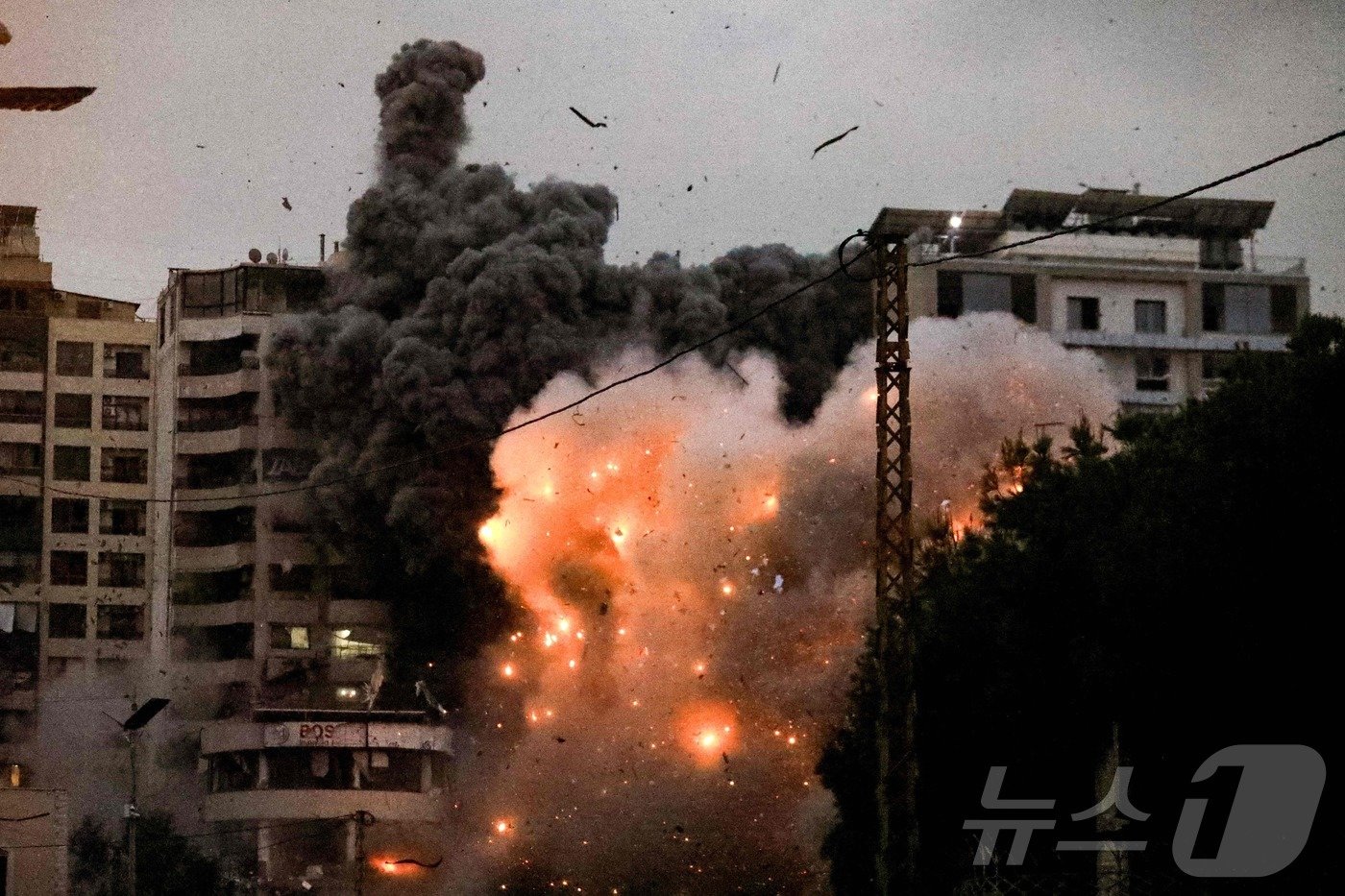 본문 이미지 - 25일(현지시간) 레바논 베이루트 남부에서 헤즈볼라와 전쟁 중인 이스라엘 군의 공습을 받아 화염과 검은 연기가 치솟고 있다. 2024.11.26 ⓒ AFP=뉴스1 ⓒ News1 우동명 기자