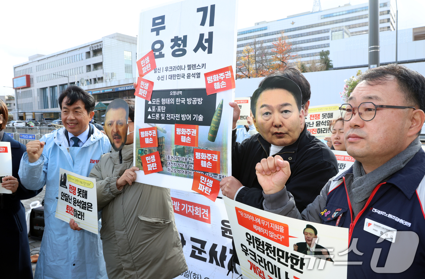 (서울=뉴스1) 김명섭 기자 = 26일 서울 용산구 대통령실 앞에서 자주통일평화연대 주최로 열린 우크라이나 특사단 파견에 즈음한 각계 공동선언 전국동시다발 기자회견에서 활동가들이 …